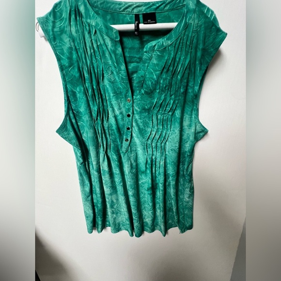NEW DIRECTIONS CURVY.  SHADES OF GREEN RAISED DESIGN. SIZE 2X  SLEEVELESS TOP - Picture 9 of 11